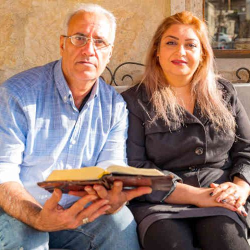 Ali e Zahra: casal de líderes da igreja doméstica no Irã fora presos e torturados. Muitos outros cristãos iranianos enfrentam a prisão por amor a Jesus. Foto: Portas Abertas