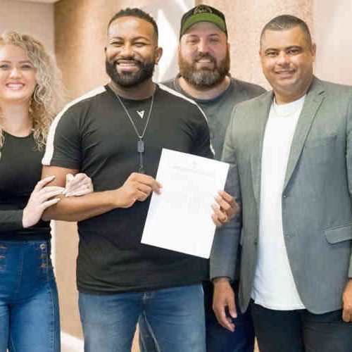 Jairo Bonfim com os diretores da gravadora. Foto: Fábio Rickman