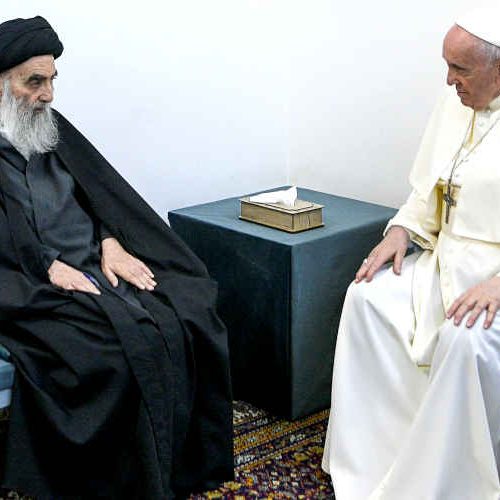 O grão-aiatolá Al Sistani (à esq.) recebe o papa Francisco na sua casa, em Najaf, no norte do Iraque. Foto: HO / AP