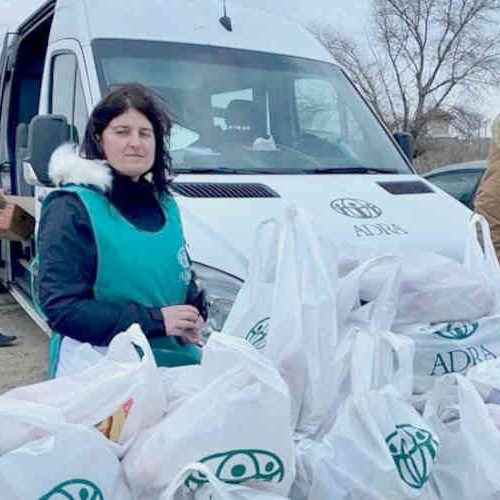 Distribuição de ajuda humanitária para ucranianos entrando na Polônia. Foto: ADRA