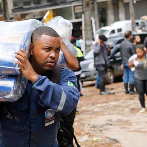 Voluntários organizam distribuição de donativos em solidariedade às vítimas e desabrigados em Petrópolis. Foto: Fernando Frazão/Agência Brasil