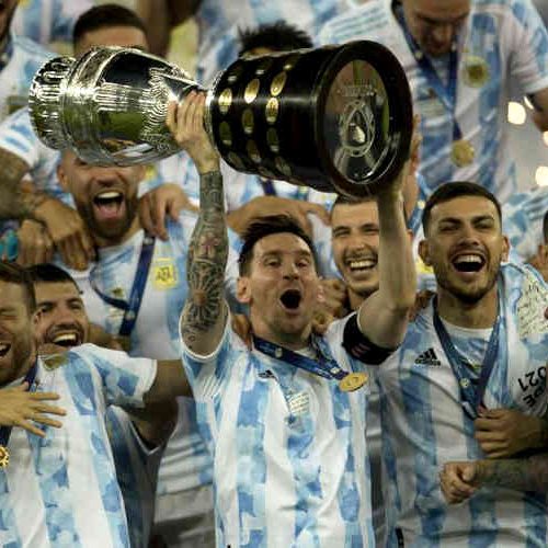 Festa argentina no Maracanã: Messi levanta a taça de campeão da Copa América Foto: Guito Moreto / Agência O Globo
