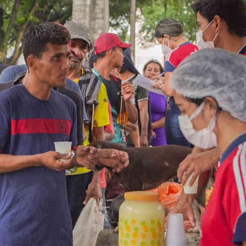 Voluntários distribuem alimentos para população. Foto: Divulgação/Notícias Adventistas