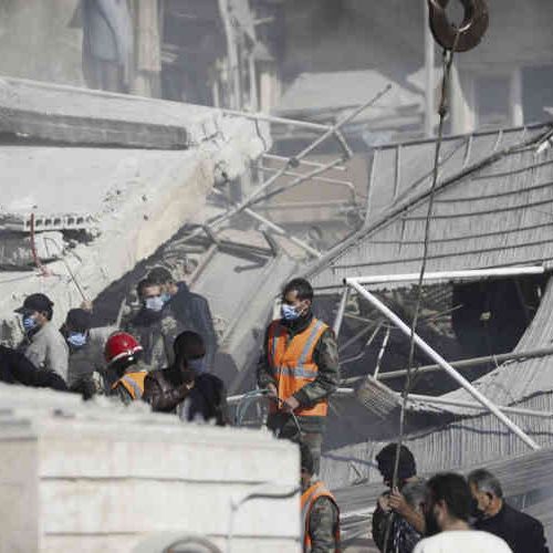 Socorristas buscam sobreviventes do bombardeio de um prédio no bairro de Mazzé, em Damasco, neste sábado, 20. Foto: Omar Sanadiki/ AP 