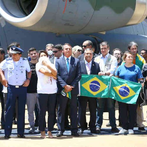 Cerimônia de recepção aos brasileiros e estrangeiros provenientes da Ucrânia, na Base Aérea de Brasília. Foto: Marcelo Camargo/ Agência Brasil