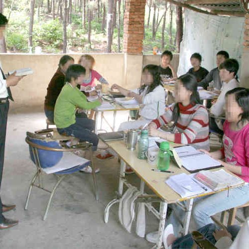 Em contrapartida, a escola bíblica continua se reunindo de forma clandestina e secreta, fortalecendo cristãos chineses no ensino da Palavra de Deus. Foto: Portas Abertas