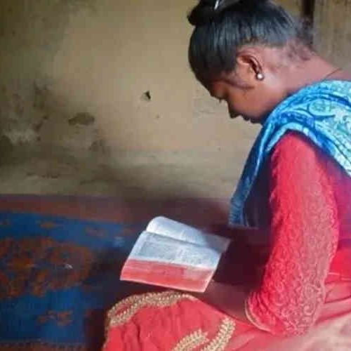 Sitara reconhece que Deus é quem cuida dela e dos irmãos na Índia. Foto: Portas Abertas
