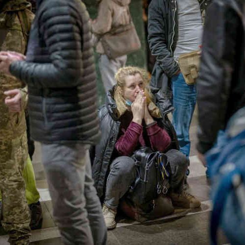 Milhares de ucranianos já fugiram da guerra após o ataque da Rússia ao país. Foto: Emilio Morenatti/ AP