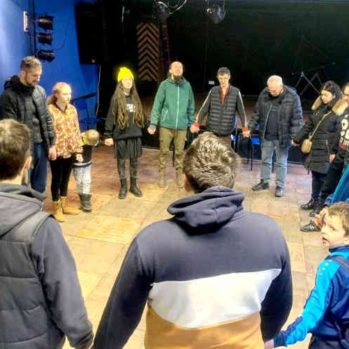 Oração em Centros de Ajuda da Comunidade em Kryvyi Rih. O centro realiza programas para órfãos, para crianças com necessidades especiais, criação de empregos, entre outras coisas. Foto: Divulgação