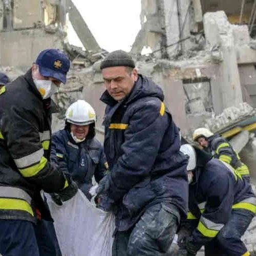 Bombeiros removem vítima de bombas russas em Mykolaiv, no sul da Ucrânia Bulent. Foto: Kilic/AFP 