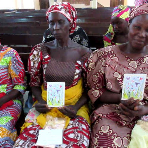 Famílias de pessoas sequestrados deverão esperar a ação do governo para a libertação dos reféns. Na foto, mães das meninas do Chibok ainda esperam o retorno de suas filhas sequestradas em 2014. Foto: Portas Abertas