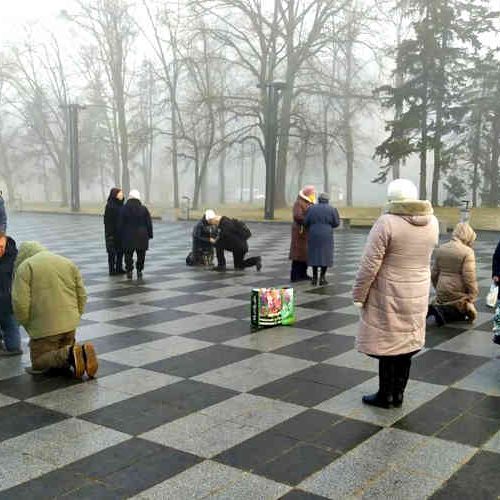 Ucranianos orando na praça central de Kharkiv, Ucrânia. Foto: Cortesia da Sociedade Bíblica Ucraniana