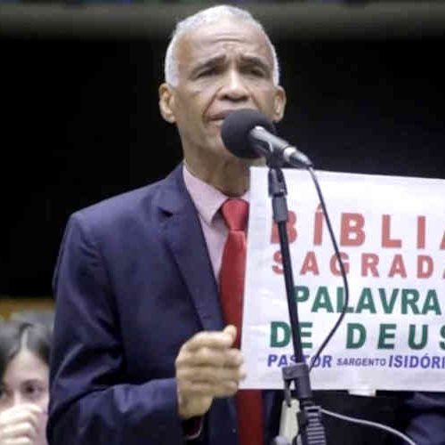 O deputado Pastor Sargento Isidório (Avante-BA), no plenário da Câmara ...

Leia mais no texto original: (https://www.poder360.com.br/congresso/camara-aprova-urgencia-de-projeto-que-proibe-editar-a-biblia/)
© 2022 Todos os direitos são reservados ao Poder360, conforme a Lei nº 9.610/98. A publicação, redistribuição, transmissão e reescrita sem autorização prévia são proibidas. Foto: Reprodução