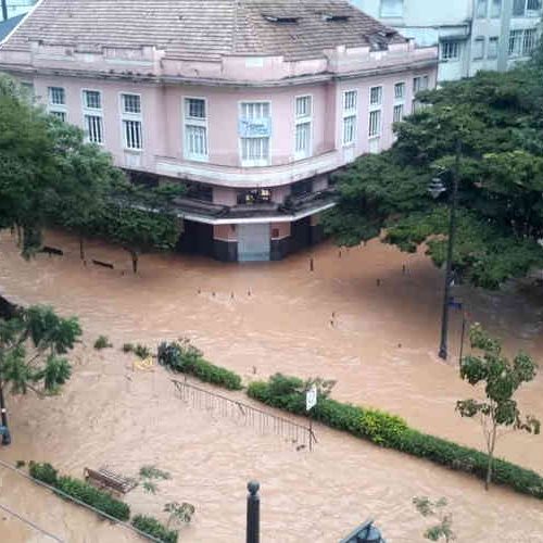 Rua do Imperador alagada após rio transbordar no Centro de Petrópolis, no RJ — Foto: Marianny Mesquita/arquivo pessoal