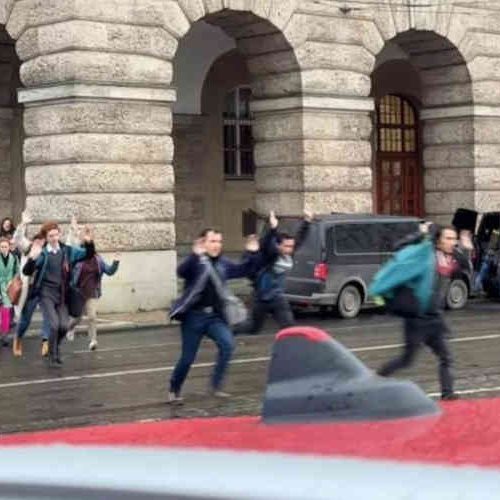 Estudantes foram evacuados pela polícia na Universidade. Foto: Reprodução/ Twitter