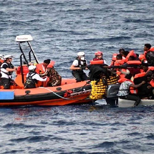 Equipes do MSF resgatam migrantes em barco à deriva no Mediterrâneo
Foto: Candida Lobes/MSF